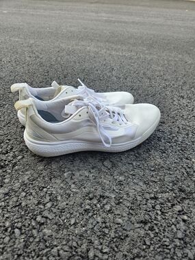 Vans White Low-Top Sneakers with Subtle Beige Accents